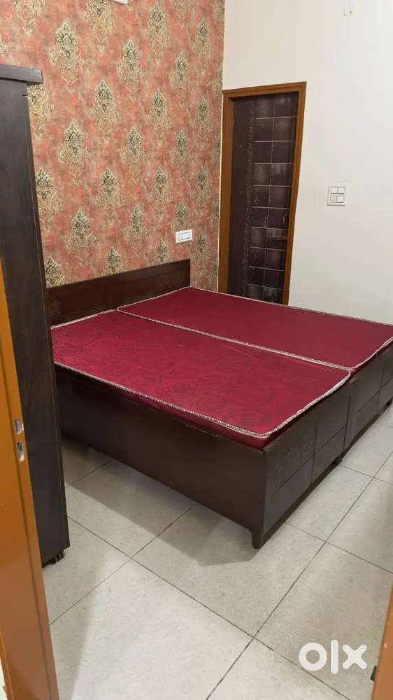 Owner free 2 bhk available  boys girls family shivalik b town kharar