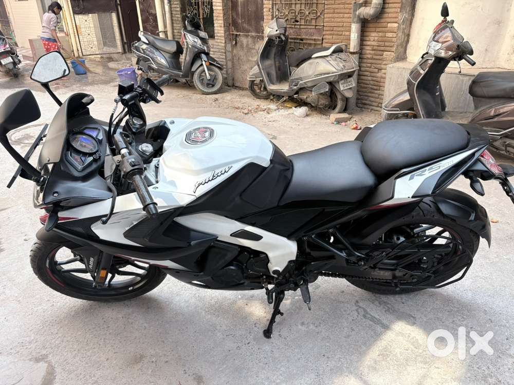 Pulsar Rs 200 with mint condition with 2 key