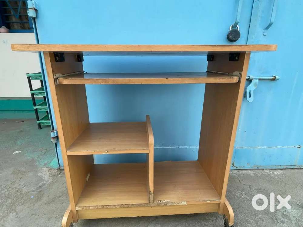 WOODEN COMPUTER TABLE