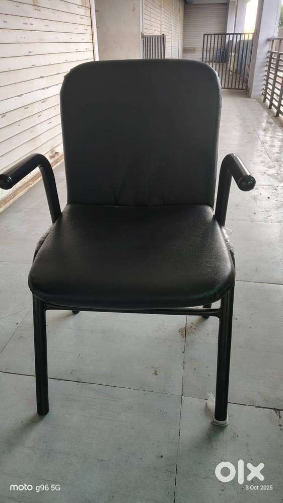 FOR SALE: Set of 5 Office Chairs – Like New