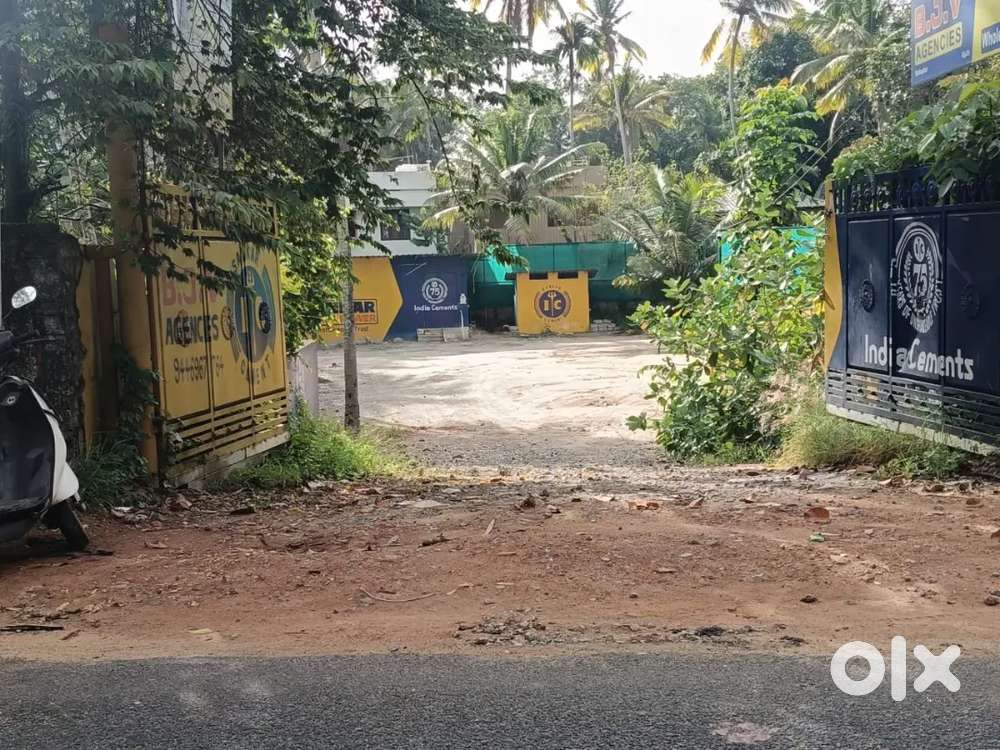 Plot for rent with gowdons Rent 32000  Advance 300000