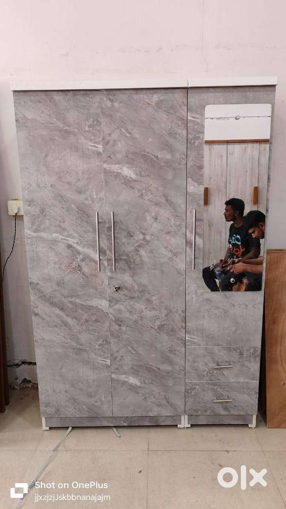 WELL FURNISHED 3 DOOR WARDROBE WITH MIRROR FOR SELL IN WHOLESALE PRICE