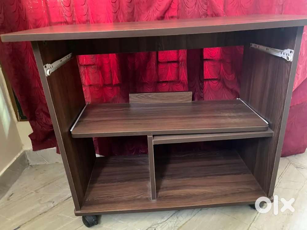 Compact & Sturdy Computer Table