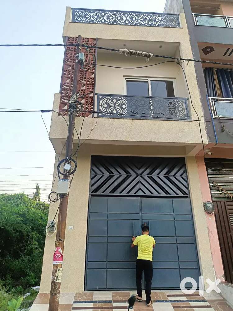 Kda 90 verg gaj makan  bhut hi axi location m lene ke liye sampark kre