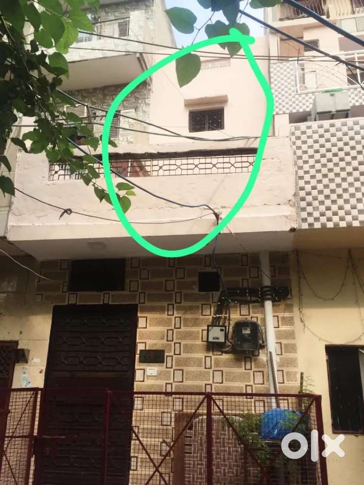Dda flat fr sale bhart ngar 1st floor wh roof right nr Ashok vihar ph4