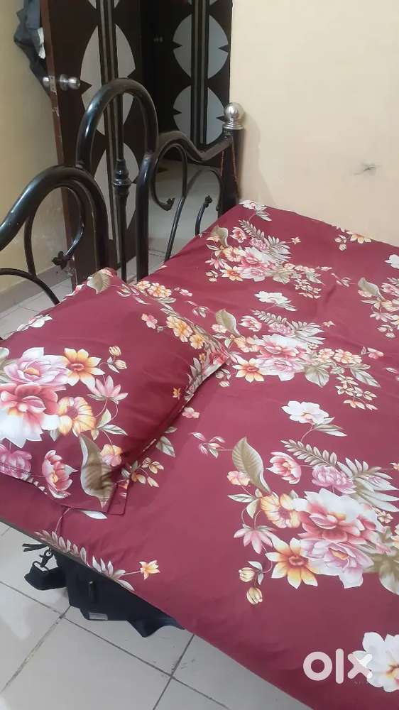 I am selling7/5wrought iron bed
