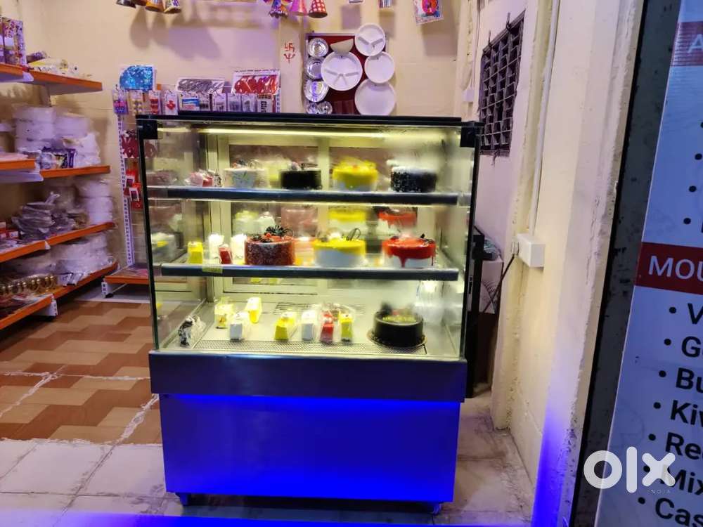 Cake cold display counter