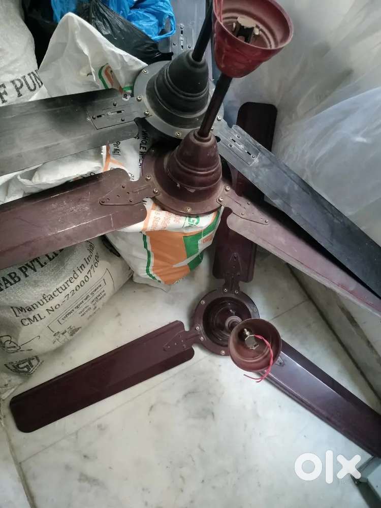 3 ceiling fan and 2 kitchen