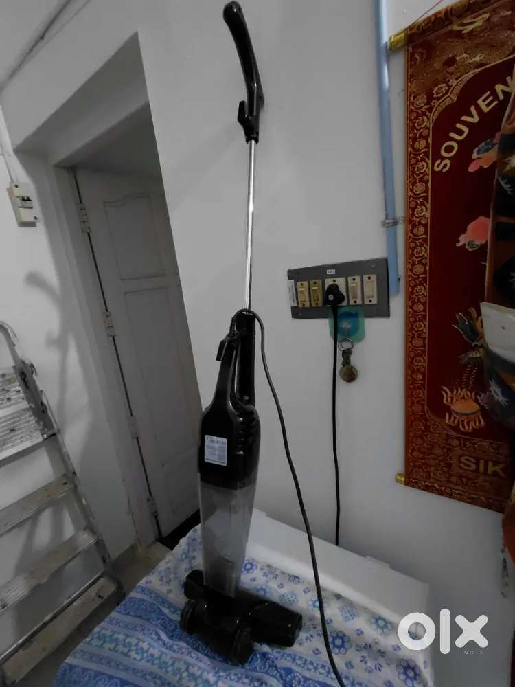 Upright vacuum cleaner electric