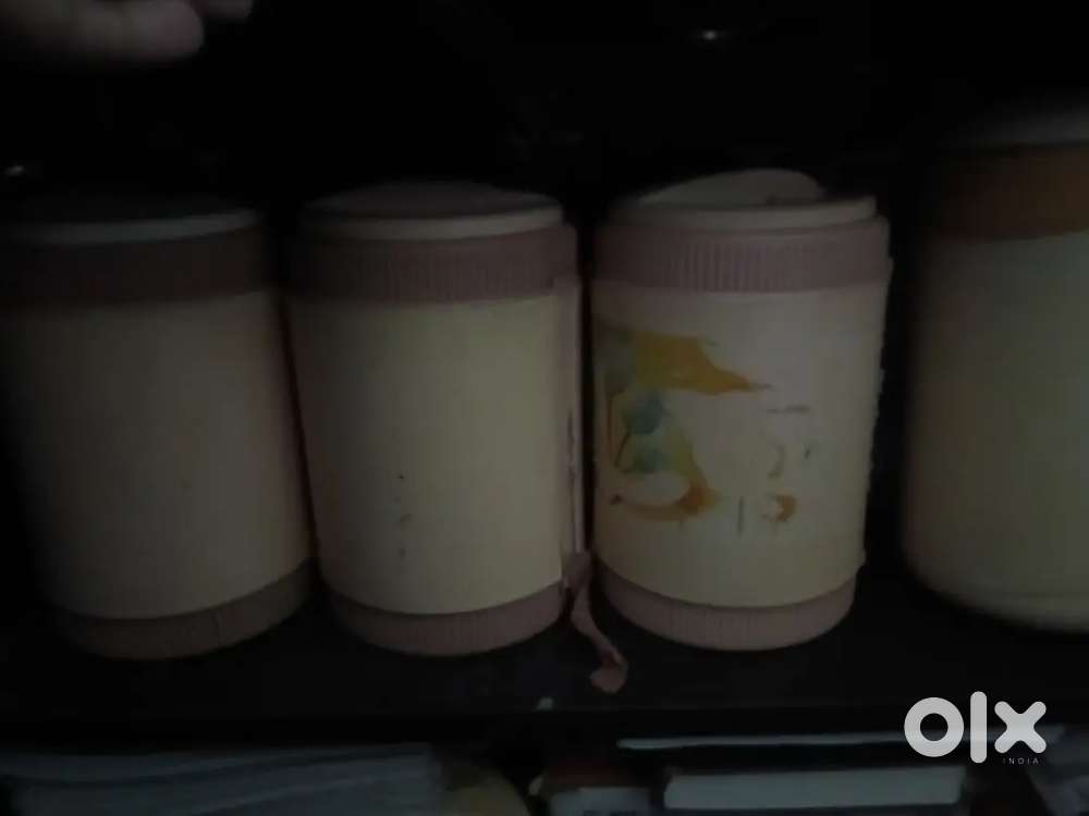 Milton heavy tifin 4 steel container hai har ek tiffin main