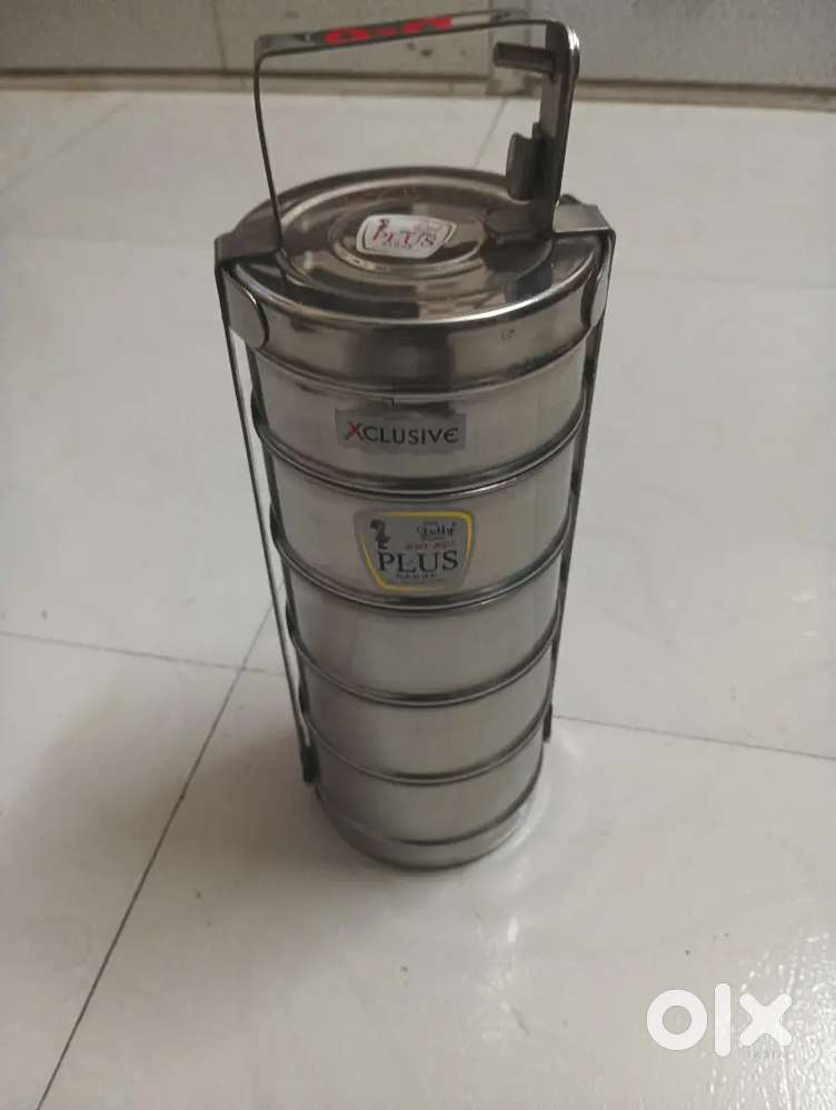 Lunch box with 5 compartments