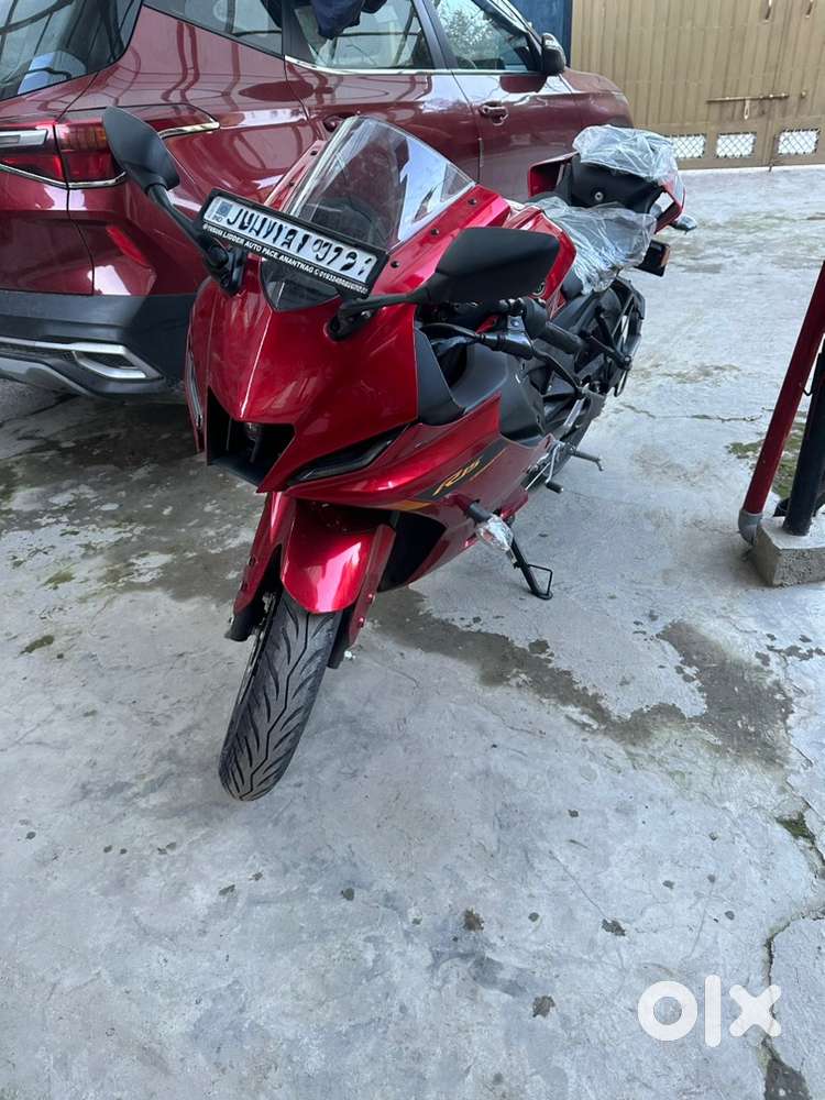 Yamaha R15 v4 (2024 METTALIC RED)