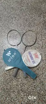 Badminton rackets with covers (quantity: 2)