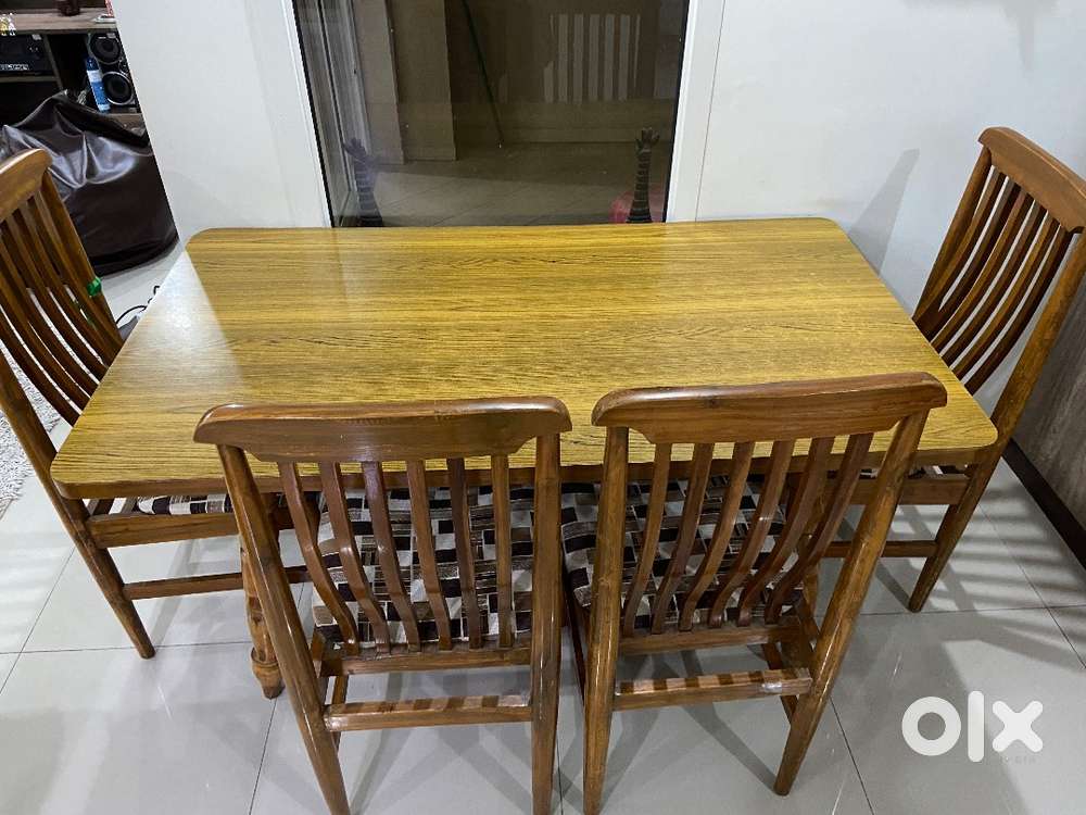 “Elegant 4-Seater Solid Wood Dining Table – Excellent Condition, Great