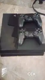 PS4 two controller GTA 5 cd and God of war only putting new controller
