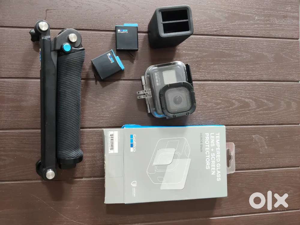 Gopro 8 with 2 battery, charger, tripod, original case, side door