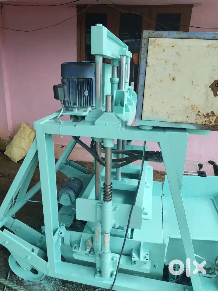 Hollow block machine
