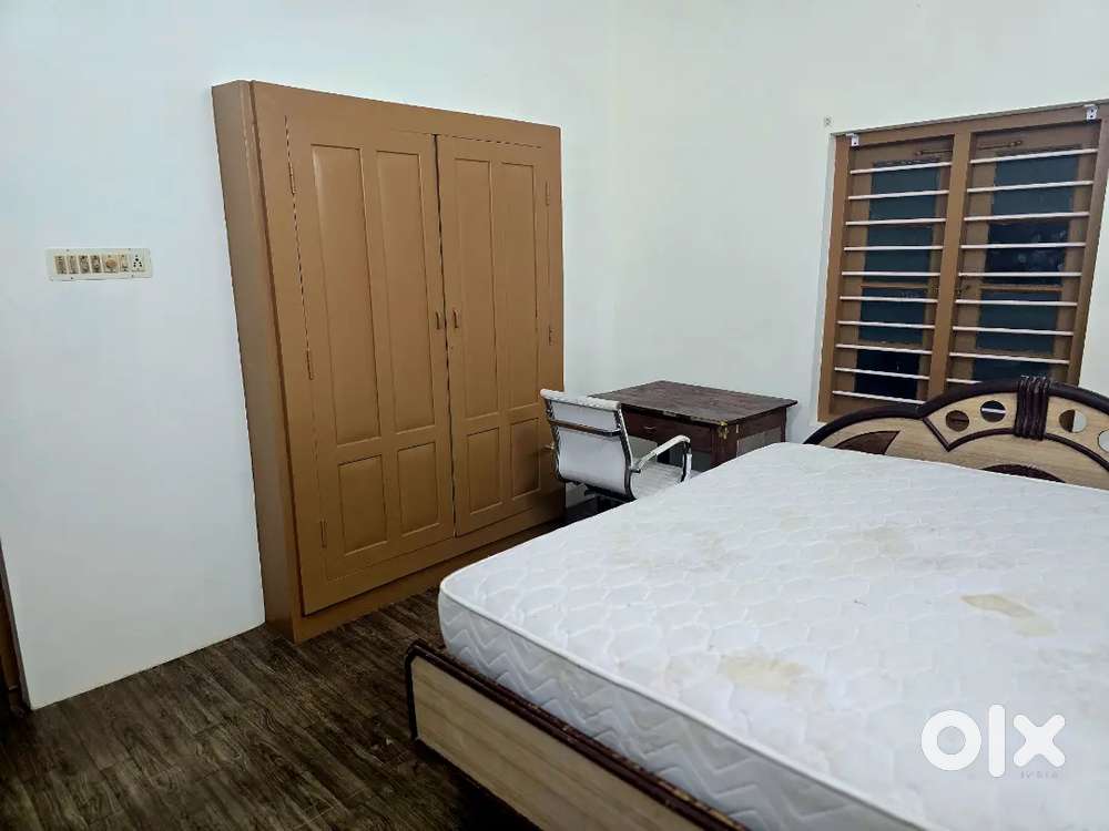 Ladies Pg in Prime Location