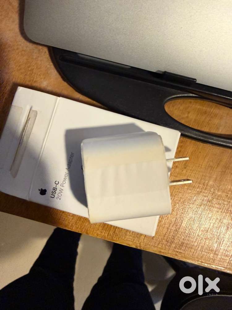 Apple 20watt charger adapter + Apple earphone lighting original