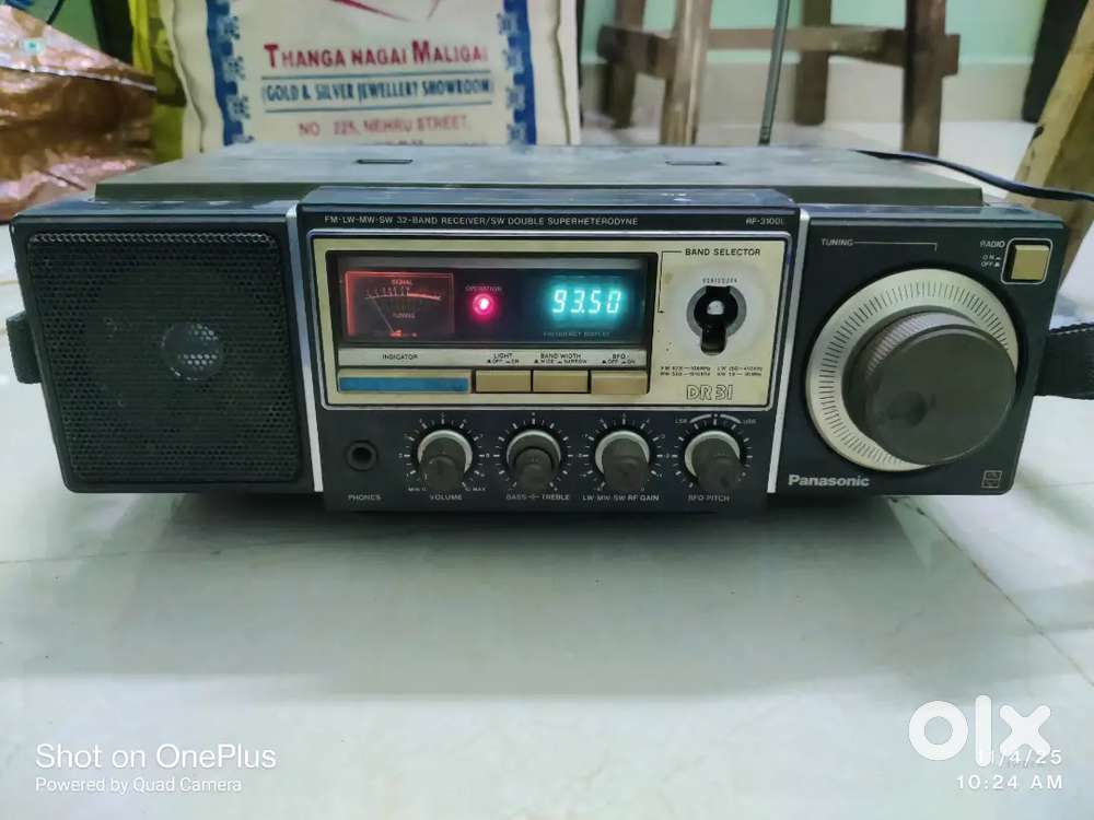 National Panasonic 32 band World receiver radio good working condition