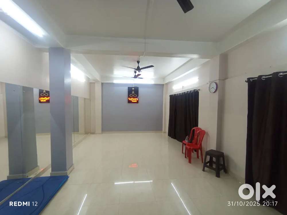 Commercial rent suitable for SALON shop office studio Grocery store.