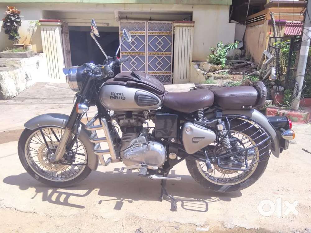 Classic 350 bs4 vehicle gunmetal grey low reading vehicle showroom con