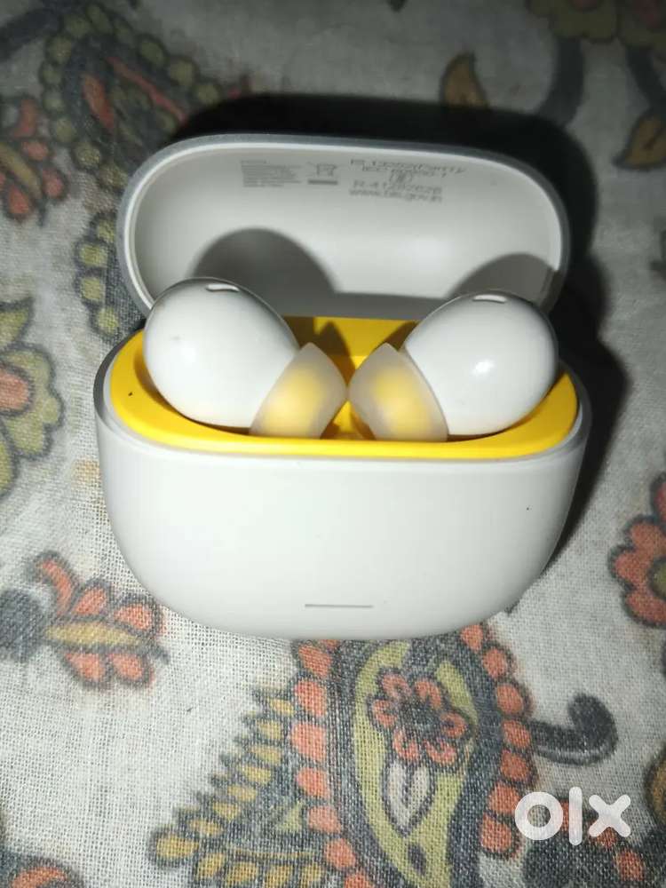 Ear buds just 2 days used with box
