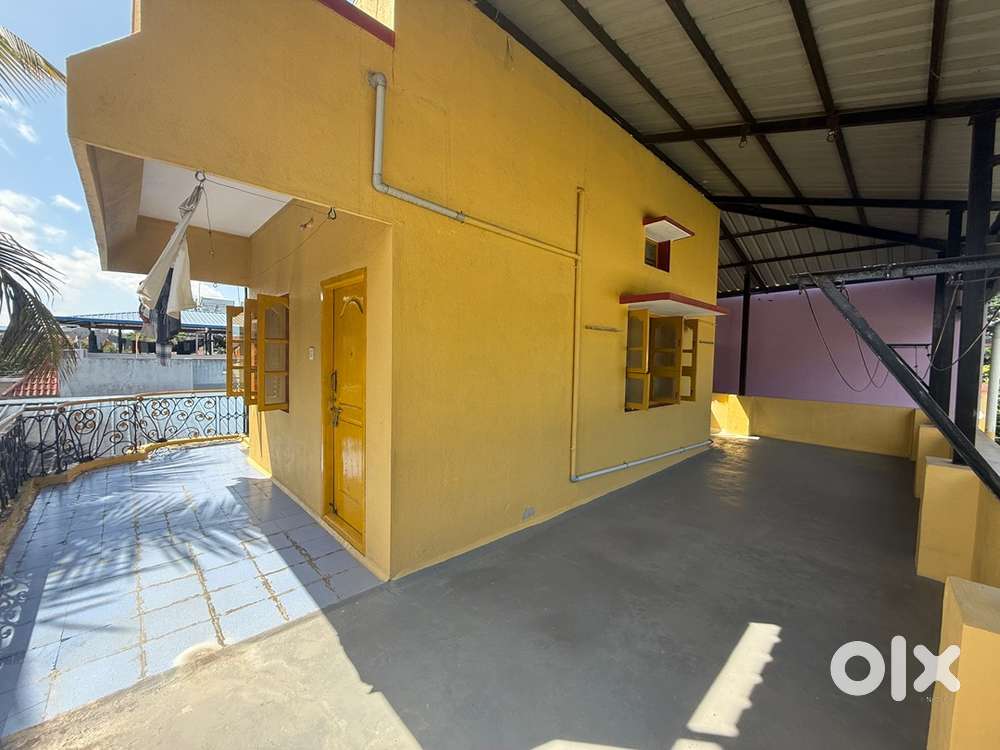 24/7 Hot water , Fan and kitchen single cot Full cool weather