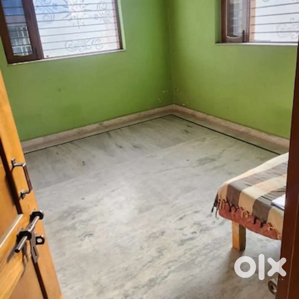 I want a girl roommate