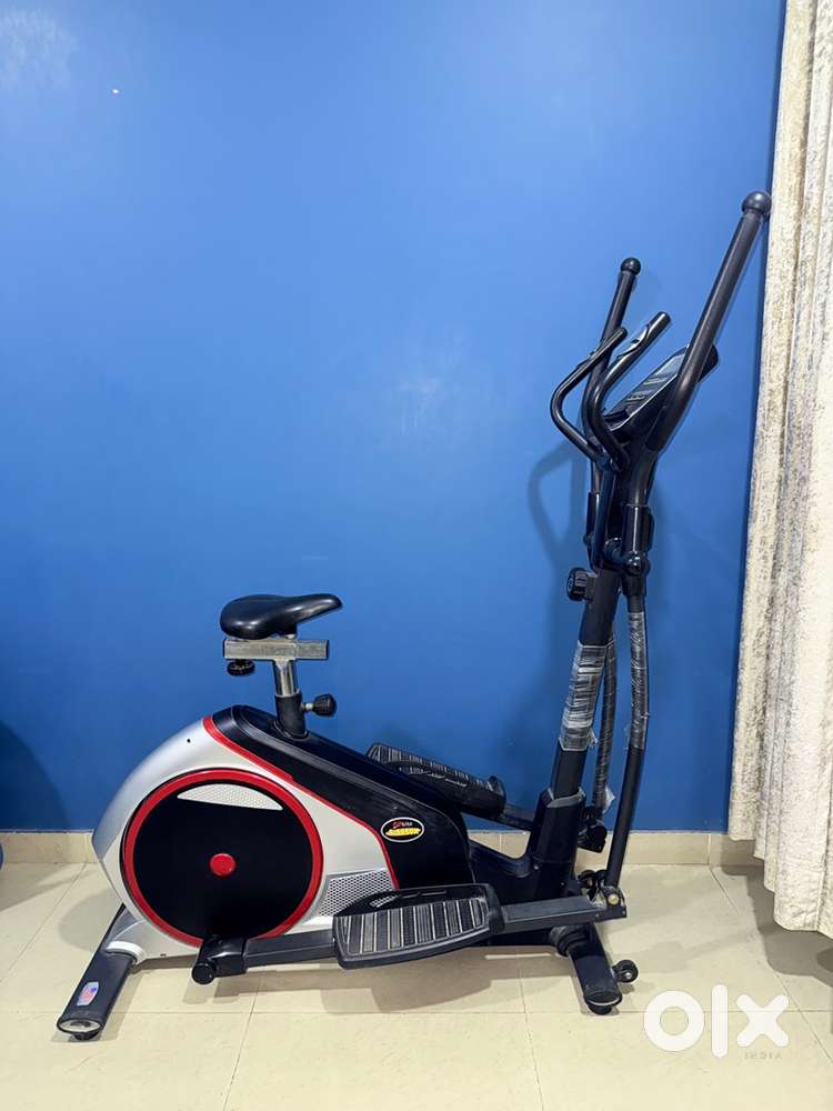 Cross trainer or elliptical machine for gym