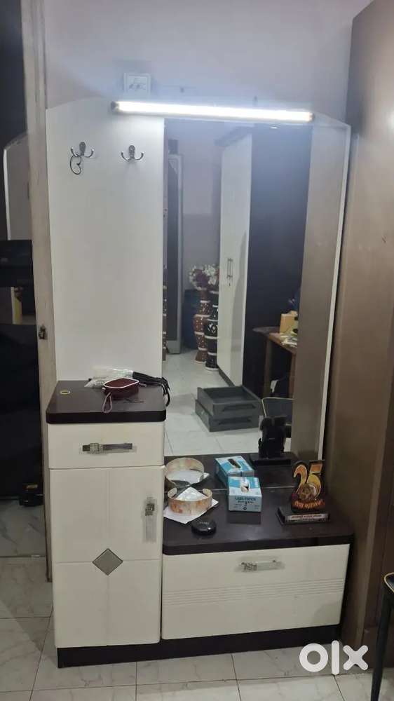 Dressing table mirror