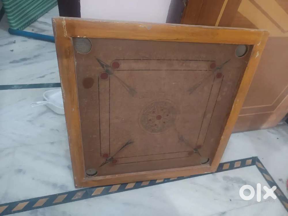 Carrom board