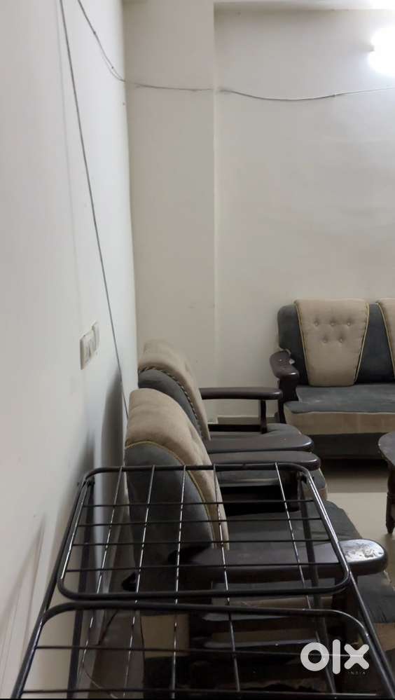 1 room available in 3bhk