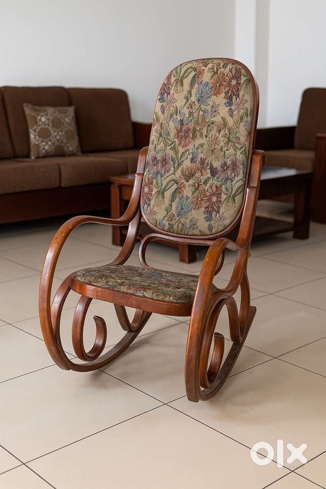 ROCKING CHAIR IN GOOD CONDITION