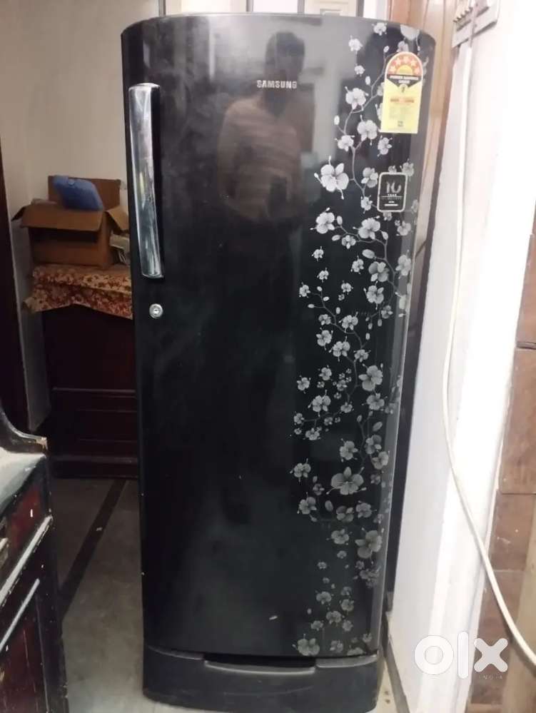 Samsung 220 ltrs black flower model with stand completely original