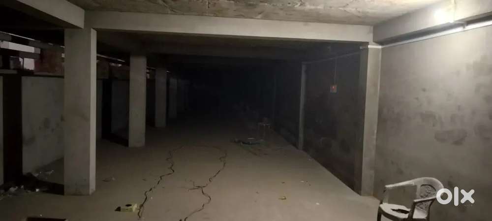 किराए का गोदाम और फ्लैट उपलब्ध है  गोदाम का क्षेत्रफल 3300 वर्ग फीट है