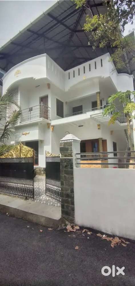 ELAMAKKARA GROUND FLOOR 2 BHK WITH CAR PARK NEAR SARSWATHY  SCHOOL