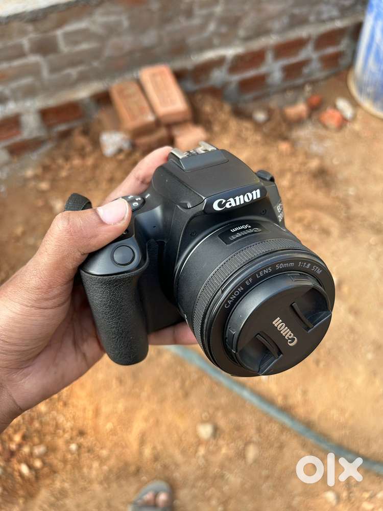 Canon 200d Mark II With 18-55mm lens & 50mm prime lens