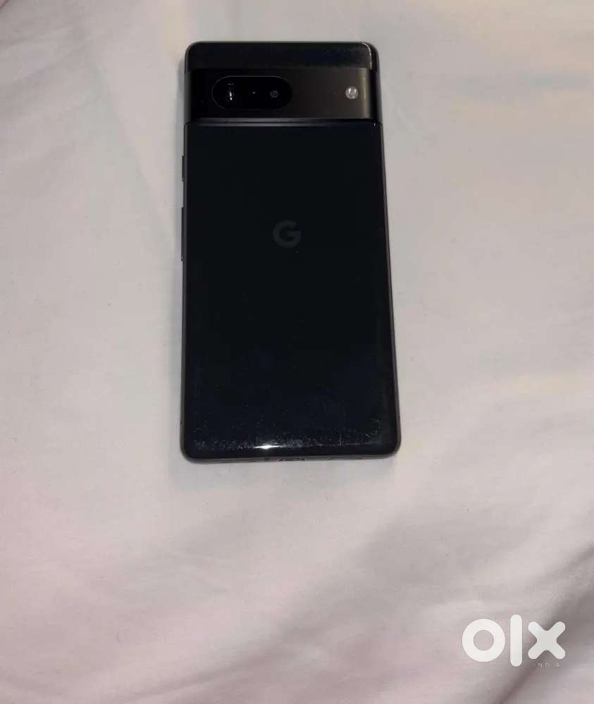 Google Pixel 7 (With Cover) - Smooth as Silk & Top-notch Condition!