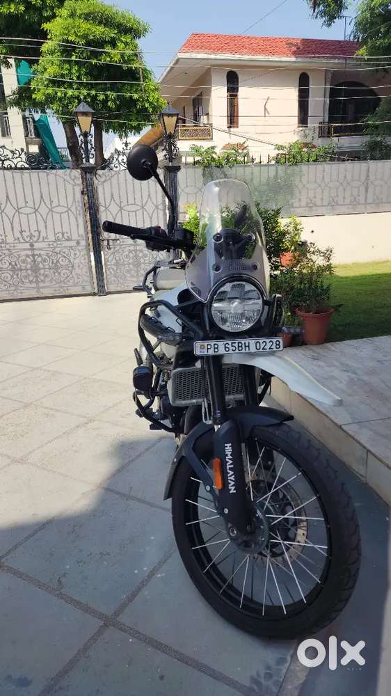 Himalyan 450 with tubeless tyre and spoked wheels.