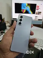 Galaxy Fold 5 256Gb only 18 Month old with box minor dot in display