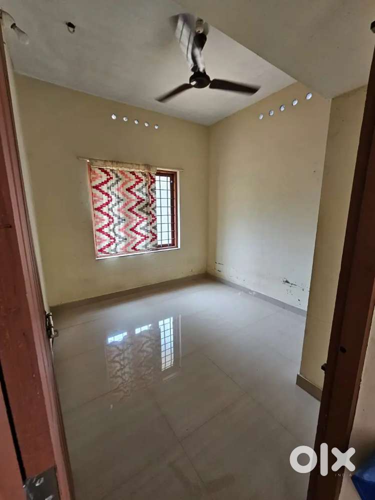 Fully Furnished 2BHK Upstairs House for Rent in Kaippadamugal ,₹16,000