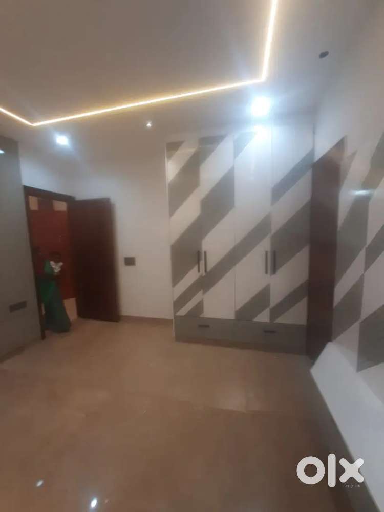 4 bhk floor for sale in sector 7 rohini .