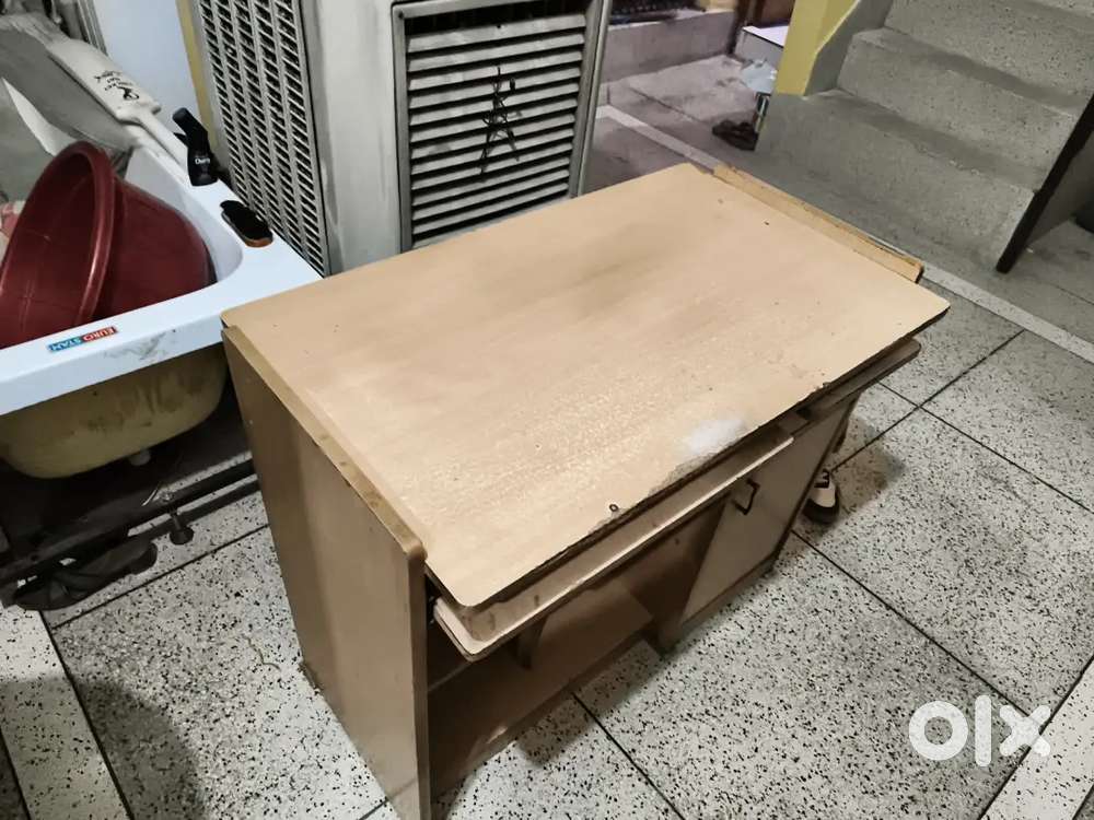 Computer table