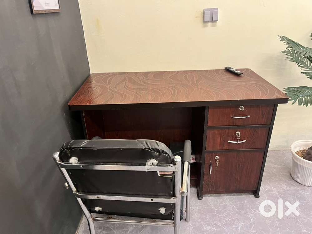 Office ke Table hai 3 month purani hai