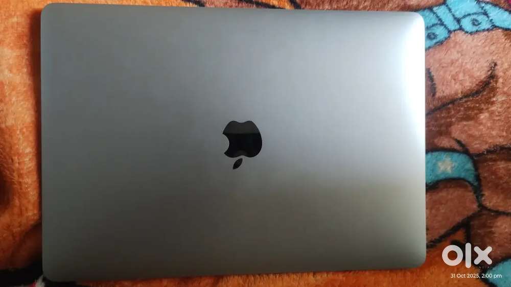 Macbook Pro 2019 8gb-128gb with no dent scratch