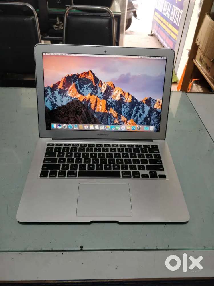 Apple macbook Air 2015  intel core i5 4gb Ram and 500gb SSD
