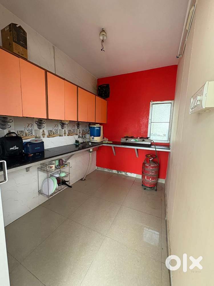 1 room vacant in a 2bhk pg. one washroom , kitchen, fridge, NO timing.
