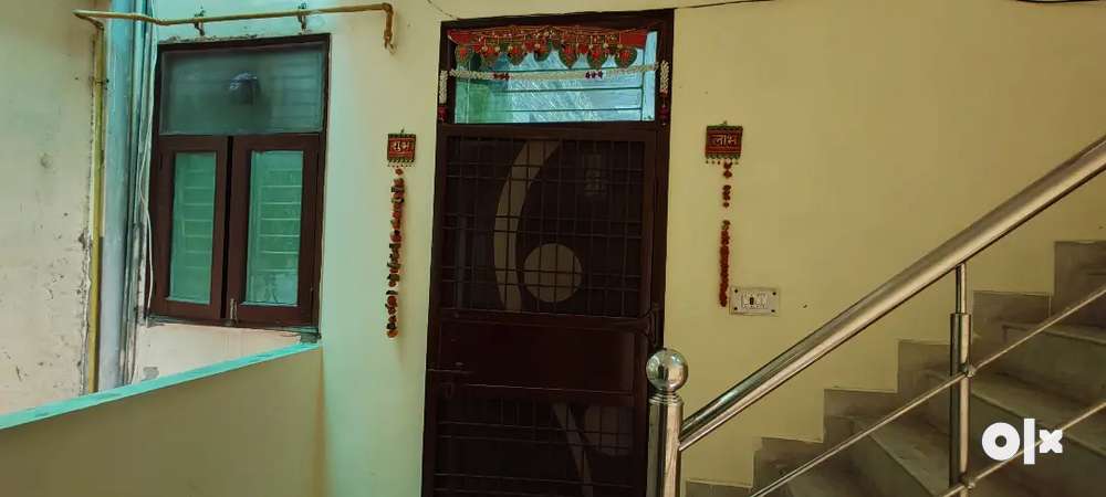 135 Gaj, 3 Bhk flat well maintained with modular kitchen.