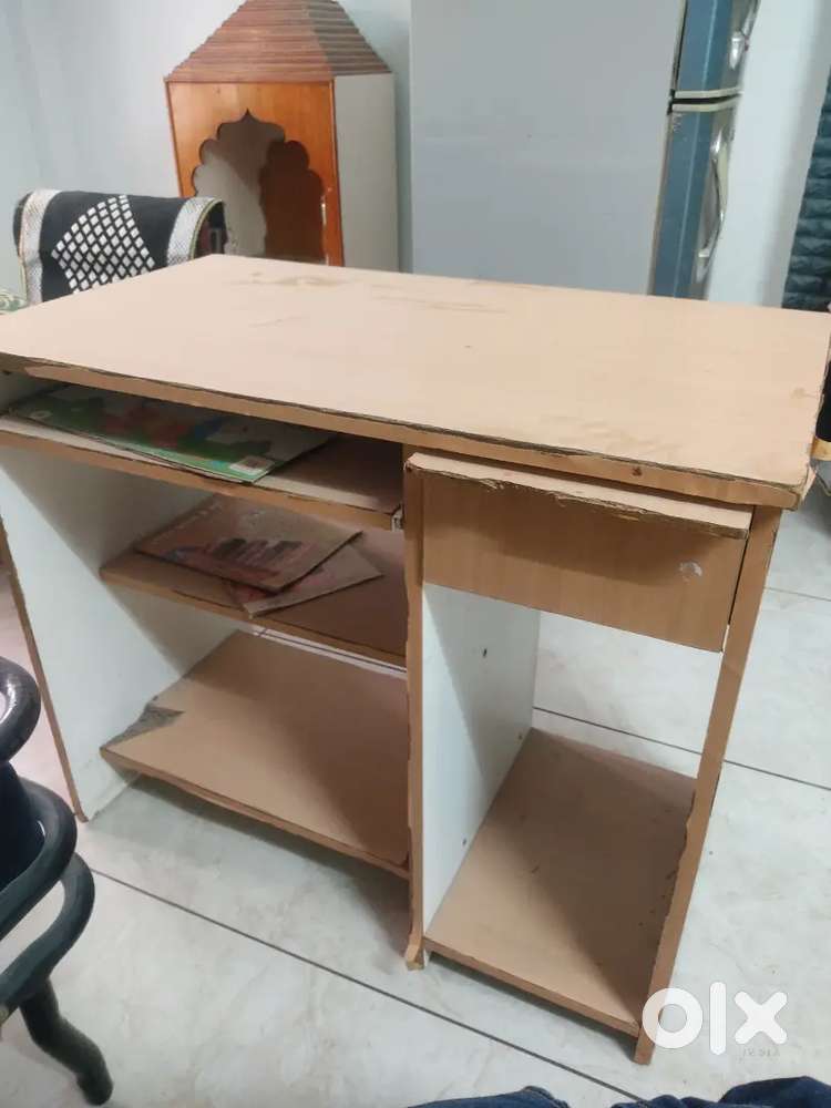 Computer table